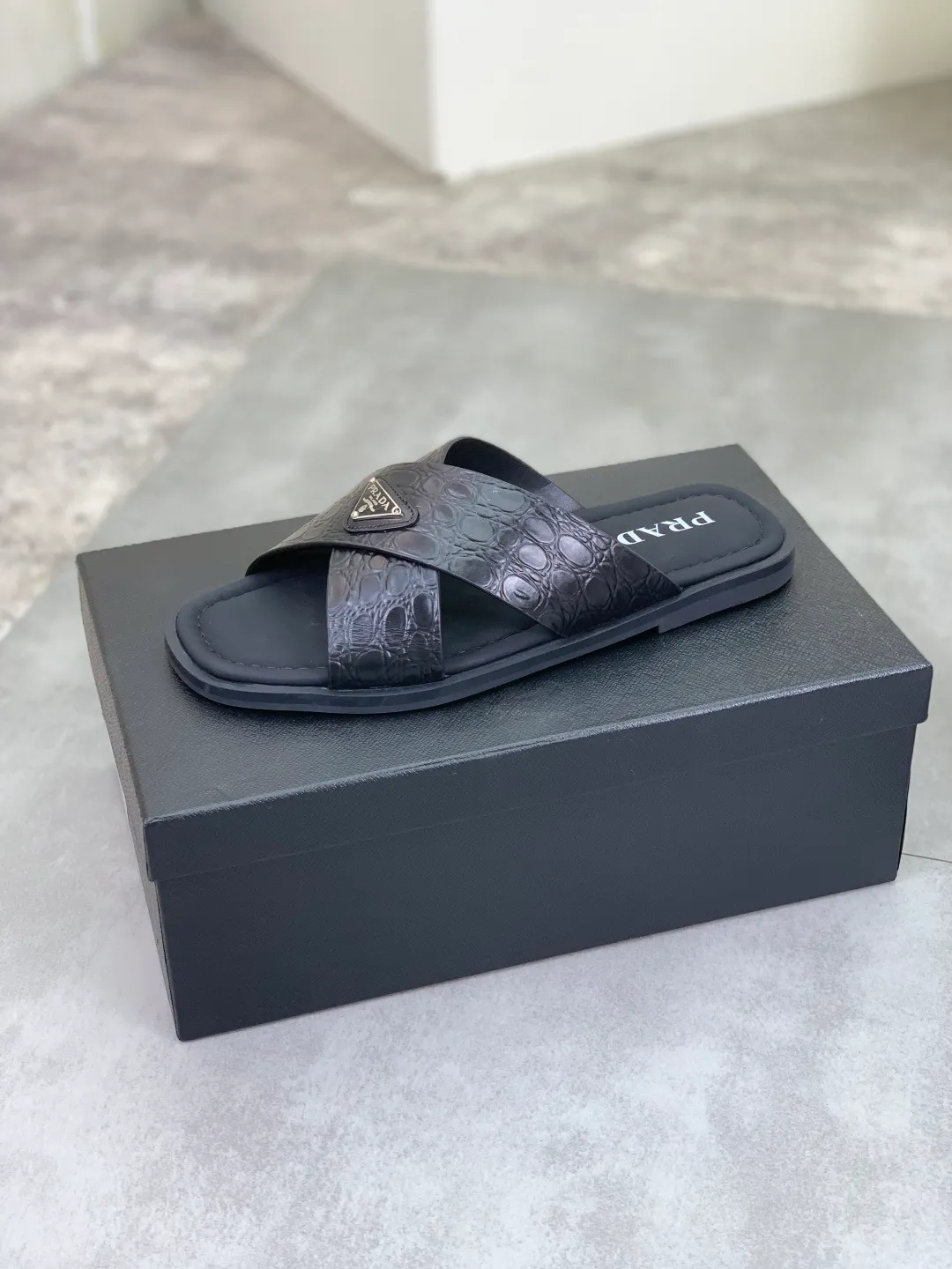 Men's shoes 💰P320💰【New style】🎁🎁🎁 PRADA Prada's new casual slippers, original official website 1:1, perfect workmanship, conveying a kind of noble luxury, sublimating its definition of luxury in Prada's high-end extraordinary craftsmanship. Original combination outsole, size: 39-46 colors 🉑️ to choose from